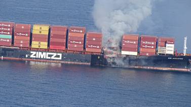 Incendio de barco de carga emite gases tóxicos en la costa del Pacífico de Canadá