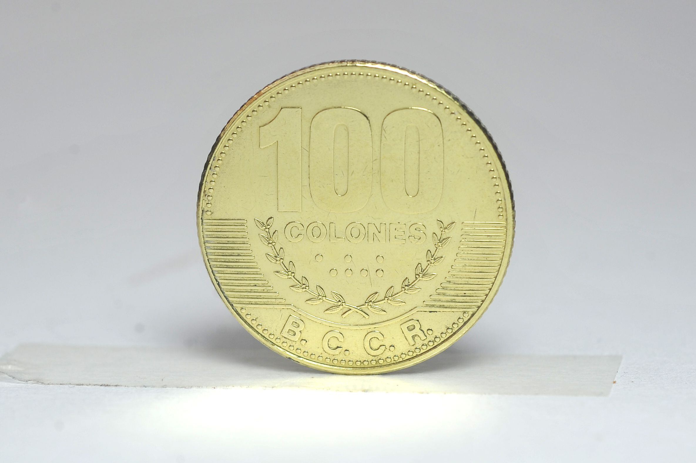 Las monedas de ¢10 y ¢100 escasean en la economía tica por las dificultades para fabricar nuevas a raíz de la pandemia, guerra en Ucrania y crisis de los contenedores, según el Banco Central.
