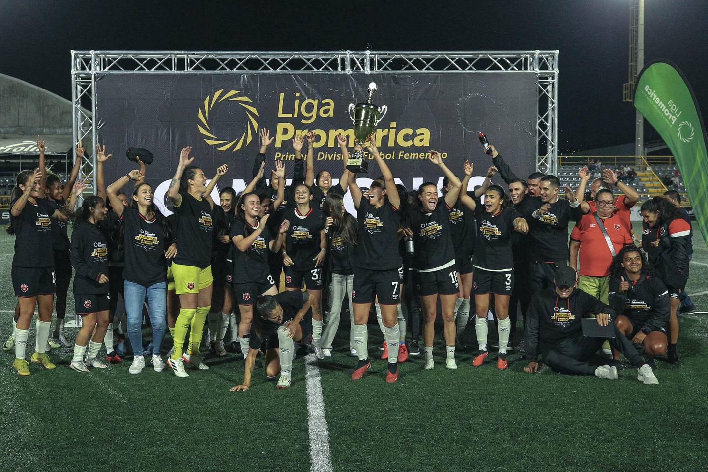 Liga Deportiva Alajuelense ganó la Supercopa del fútbol femenino, con una remontada contra Sporting y una jugadora menos.
