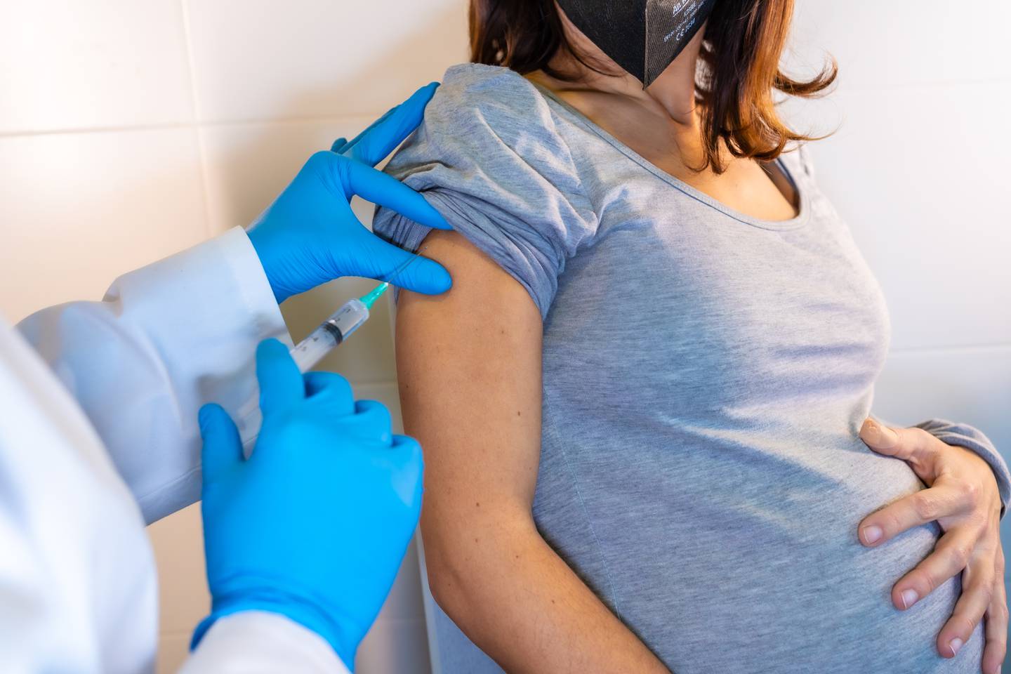 La vacuna contra la tosferina es necesario en todos los embarazos de la mujer, para que pueda proteger a su bebé desde el vientre.

Fotografía: Shutterstock