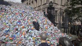 Greenpeace ‘entierra’ en plástico a Boris Johnson para criticar la política ambiental de Reino Unido