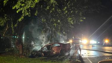 Hombre muere en choque que terminó con vehículo incendiado en Guanacaste 
