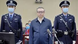 China condena a pena de muerte un ex banquero por corrupción y bigamia