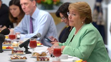 Bachelet da la cara a crisis política por caso de  hijo