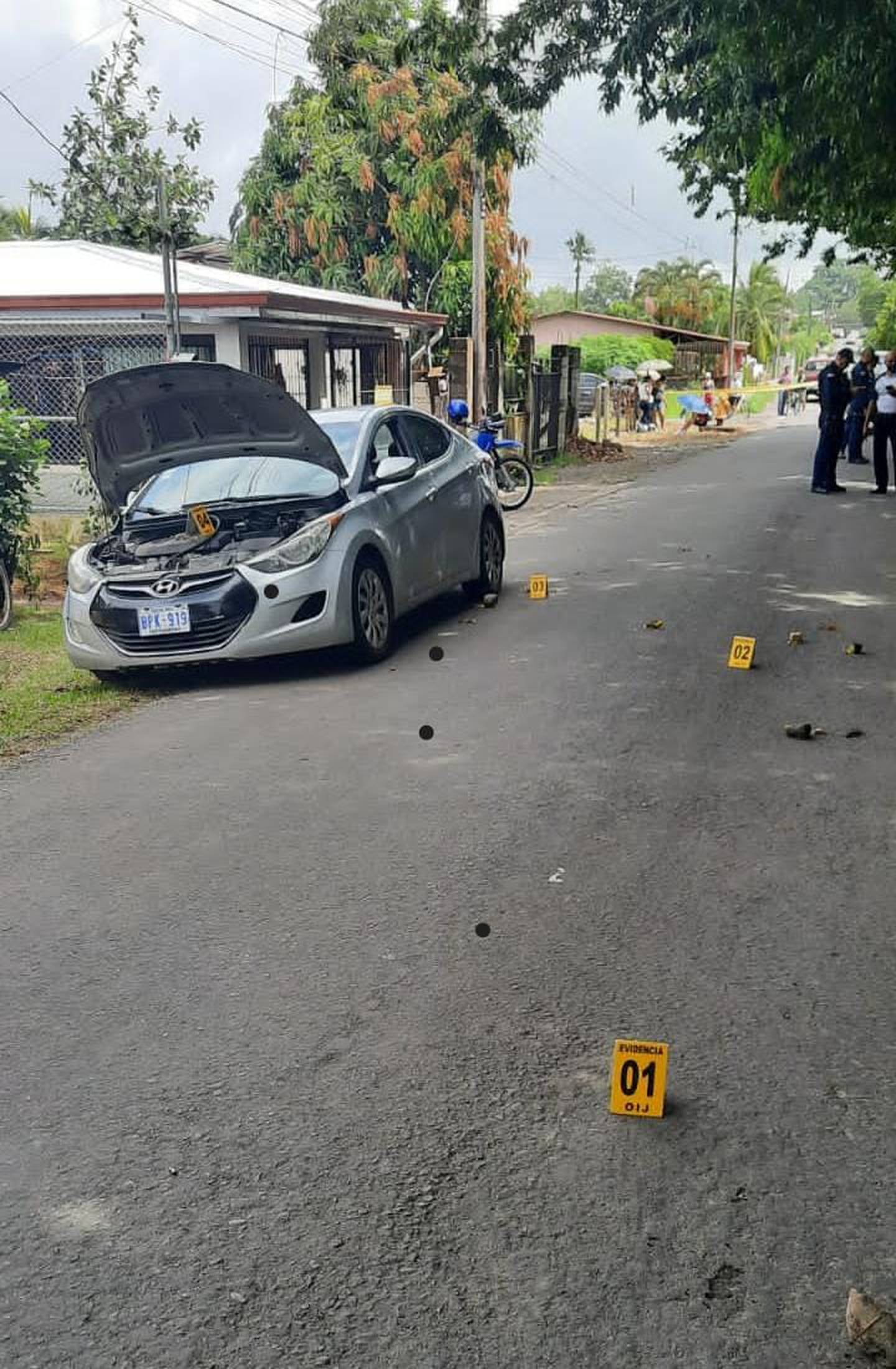 El Hyundai gris quedó a un lado de la carretera en La Guaria de Cariari, donde motorizados dispararon al menos 15 veces contra el vehículo y varios proyectiles alcanzaron al chofer. Foto: Reiner Montero.