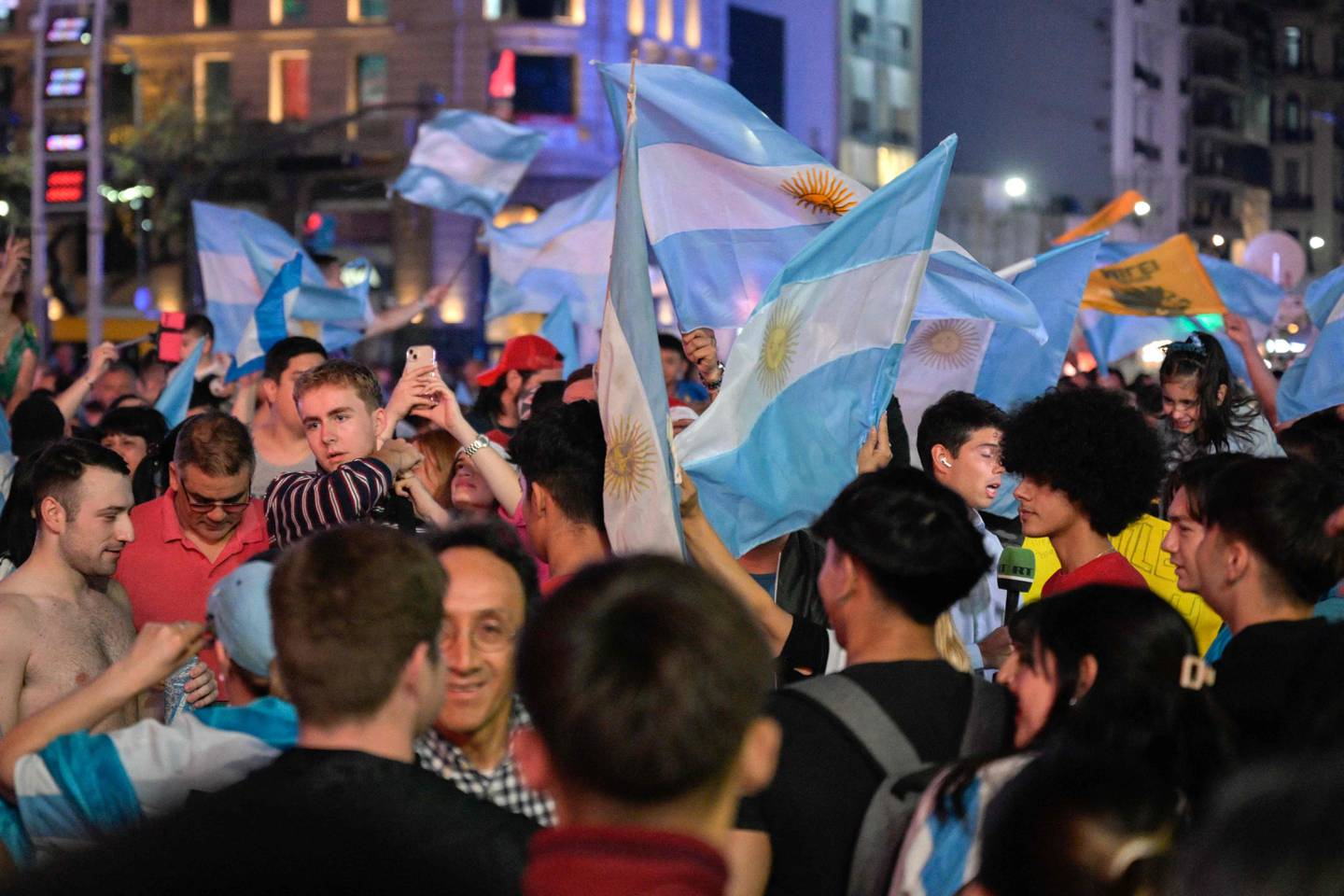 Seguidores de Javier Milei celebraron el gane de su candidato en las diferentes ciudades de Argentina.