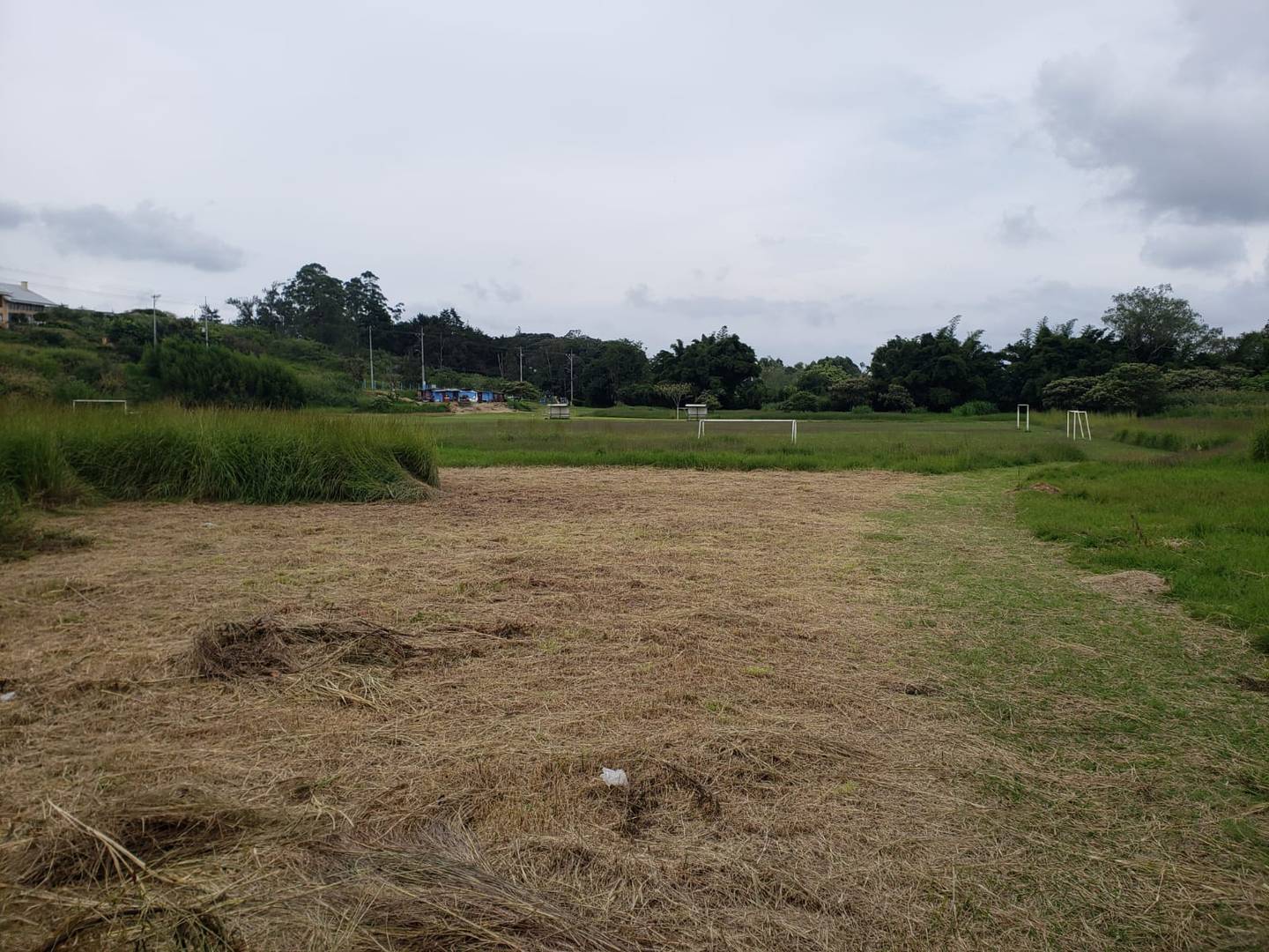 Actualmente en los terrenos de la Escuela Laboratorio de Deportes de Cartago solo hay una cancha natural. El terreno no cuenta con ningún otro tipo de facilidad aún.