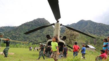 Helicópteros de los EE. UU. aterrizan en Alta Talamanca con materiales para levantar escuelas
