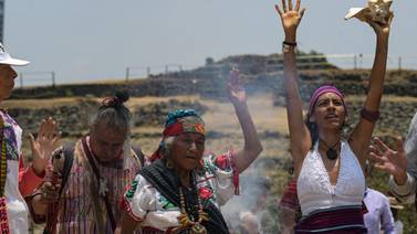 Indígenas mexicanos realizan rituales bajo sofocante calor para invocar las lluvias
