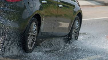 Siga estas tres recomendaciones si tiene que conducir bajo un fuerte aguacero
