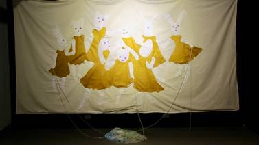 Exposición ‘Aquelarre’ cuestiona el rol de los buenos y los malos en los cuentos infantiles