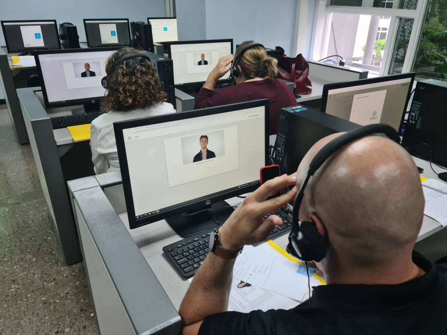 La Universidad de Costa Rica (UCR) acaba de confirmar que las próximas pruebas de monitoreo de inglés del ministerio de Educación (MEP) las harán con inteligencia artificial.