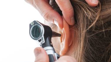 ¿Su oído produce mucha cera? Conozca cómo lo puede afectar 