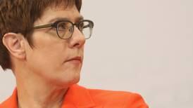 Pacto con ultraderecha crea tensiones en el partido de Ángela Merkel