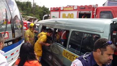 Colisión entre bus y buseta de estudiantes en Desamparados deja 18 heridos