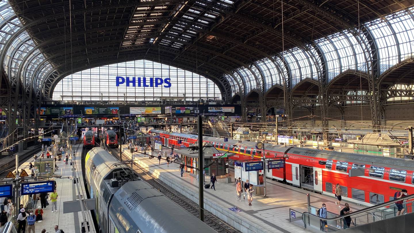 Estación Central de la ciudad alemana de Hamburgo el junio de 2022. El ETIAS también será requerido para viajeros no europeos de paso por países del espacio Schengen como Alemania. Fotografía: