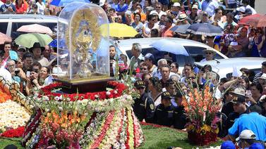 Más de 50.000 yerberas, rosas, claveles y lirios se usaron en carroza para la Negrita