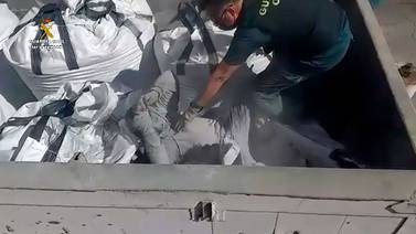 Hallan a inmigrante escondido en un saco con restos tóxicos en España