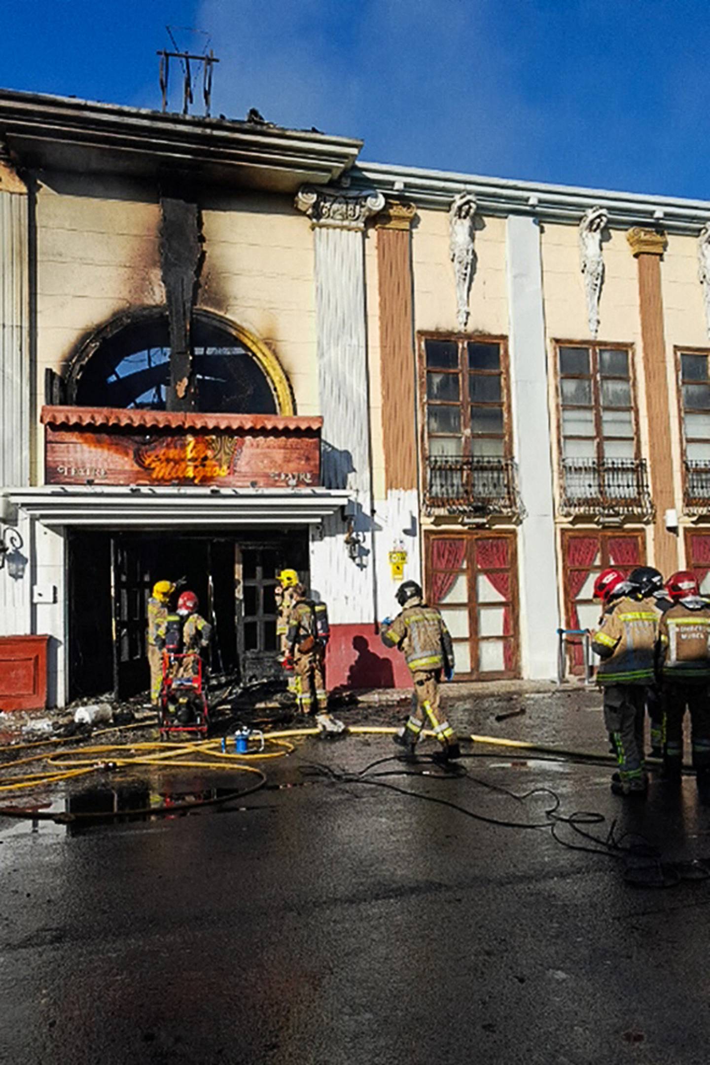 Bomberos entrando en la discoteca Teatre mientras al menos trece personas mueren en un incendio, en Murcia.