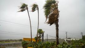 Turistas en alerta ante amenaza del huracán Norma en costa oeste de México
