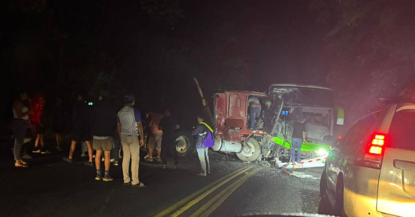 Un autobús colisionó con un vehículo de carga pesada la tarde de este sábado sobre la ruta 32. La Cruz Roja despachó 12 ambulancias y dos camiones de rescate para atender el incidente.