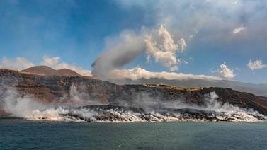 Lava del volcán de Canarias alcanza 20 hectáreas de superficie en el mar