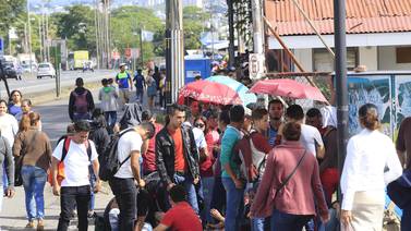 Nicaragüenses que buscan refugio en Costa Rica saturan sede central de Migración y Extranjería