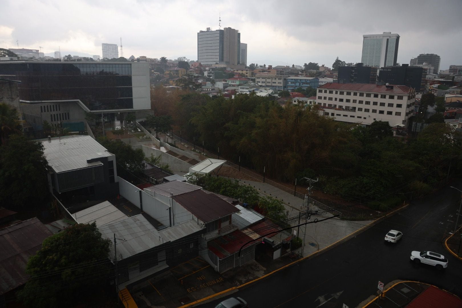 A las 3 p. m. de este 10 de mayo llovía en los alrededores del Ministerio de Trabajo en San José. También en el cantón de La Unión, Cartago.  Foto: Rafael Pacheco.