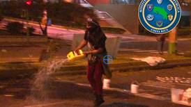 (Video) Manifestantes rociaron con gasolina e intentaron prenderle fuego a policías, denuncia Fuerza Pública