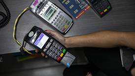 Comerciantes conviven con nuevo esquema de cobro por uso de datáfonos y tarjetas 