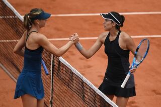 La rusa Maria Sharapova (izquierda) perdió en cuartos de final del Abierto de Francia contra la española Garbiñe Muguruza. Foto: AFP