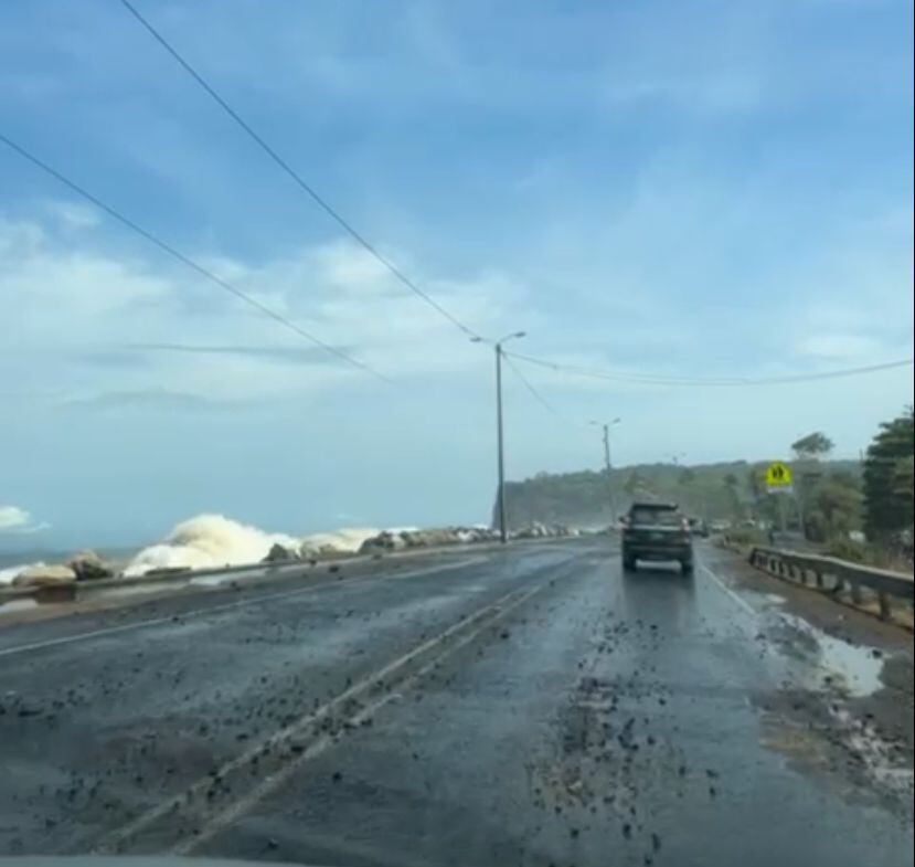 Fuerte oleaje llega hasta la carretera en Caldera