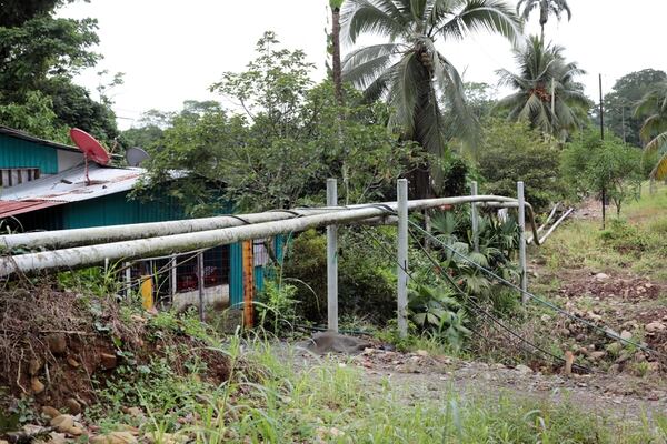 En La Sarita de Monteverde, en Siquirres, el poliducto que lleva diésel y gasolinas es un vecino más, por eso ayudan a vigilarlo. Foto Alonso Tenorio.