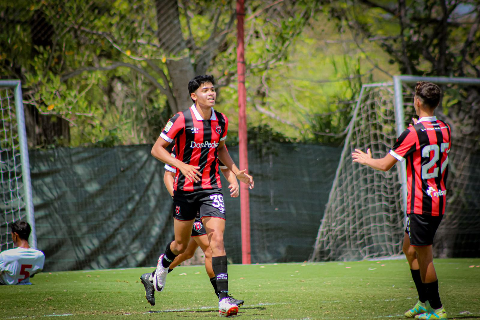 Luis Rodríguez juega en la U-19 de Liga Deportiva Alajuelense y comanda el goleo en el torneo de su categoría.