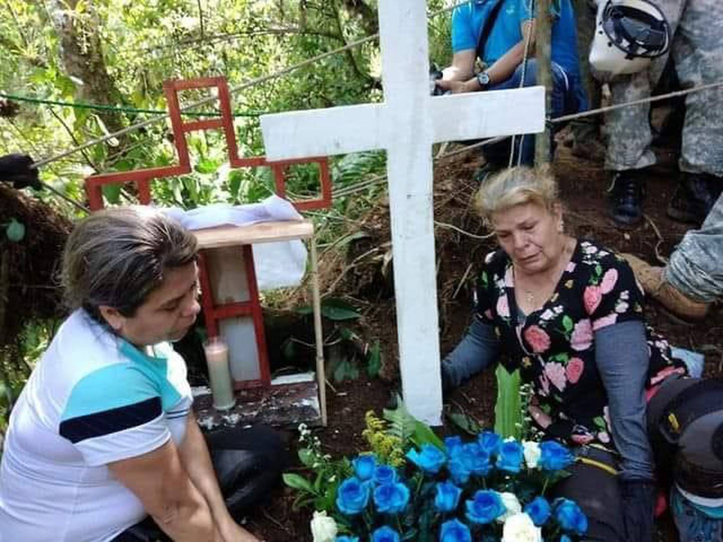 La abuelita y la mamá de Allison, Marjorie Cordero y Yendry Vásquez, respectivamente, bajaron al sitio donde aparecieron los restos de la menor. Foto suministrada por Fernando Gutiérrez.