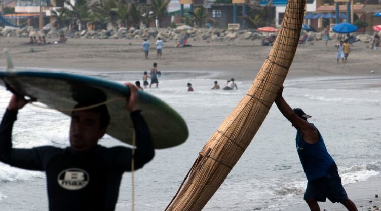 En Huanchaco conviven dos formas de correr las olas. (La Prensa Gráfica)
