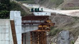 ¿Cuál es la situación de la carretera a San Carlos 18 años después de iniciada su construcción?