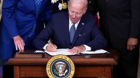 Joe Biden promulga su plan de inversión sobre clima y salud