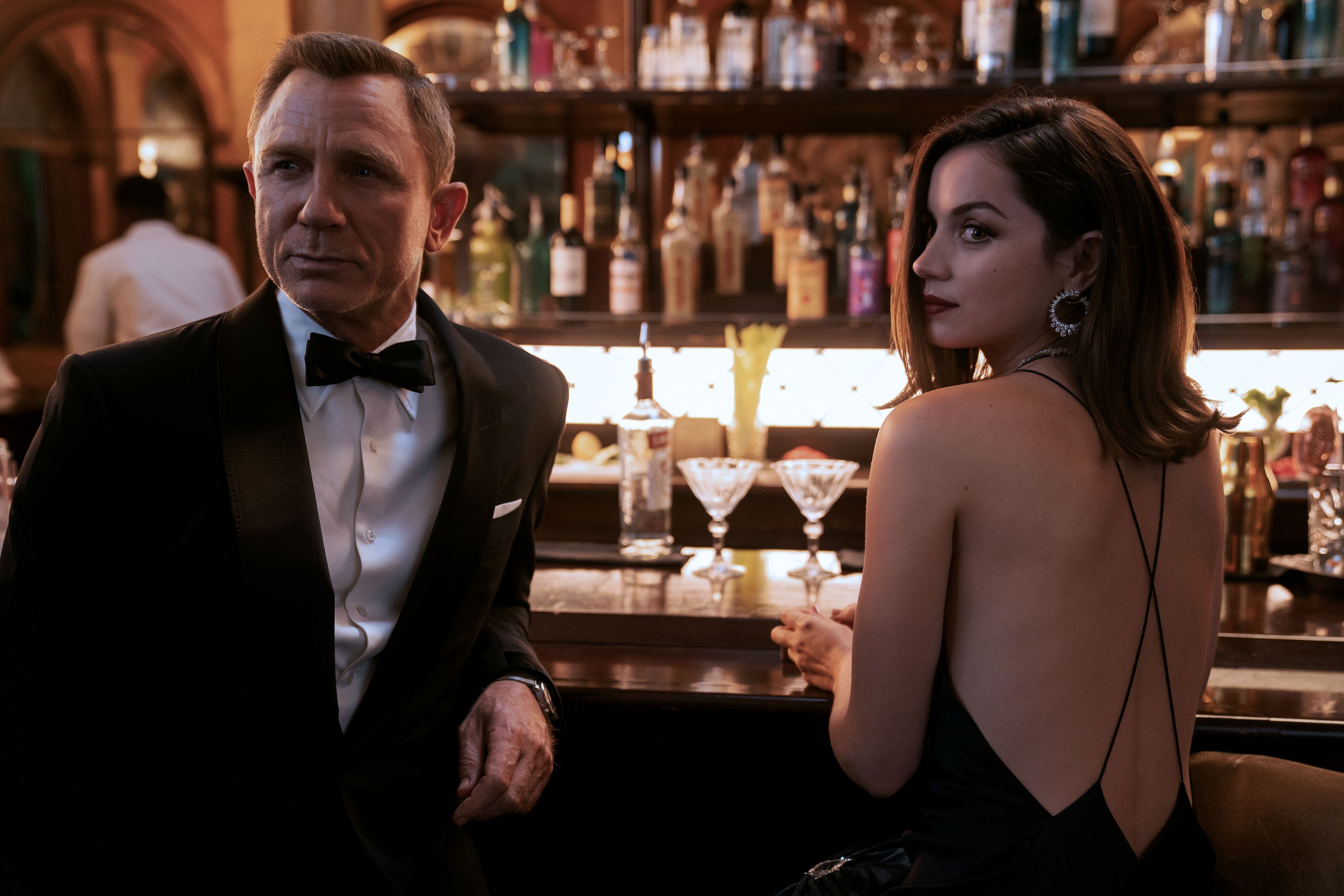 Daniel Craig es el último actor que ha interpretado a James Bond en el cine. Aquí en una escena de la película 'Sin tiempo para morir', acompañado por la actriz Ana de Armas). Foto: MGM/Nicola Dove para LN.