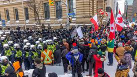 Policía canadiense usa la fuerza para desalojar a manifestantes antivacunas en Ottawa