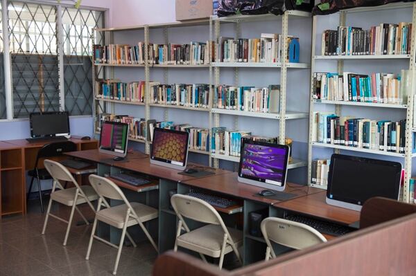 En la biblioteca pública de Guadalupe sobraban las computadoras vacías, el pasado jueves. Foto: Alejandro Gamboa