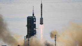 Misión tripulada Shenzhou-12 se acopla con éxito a estación espacial china