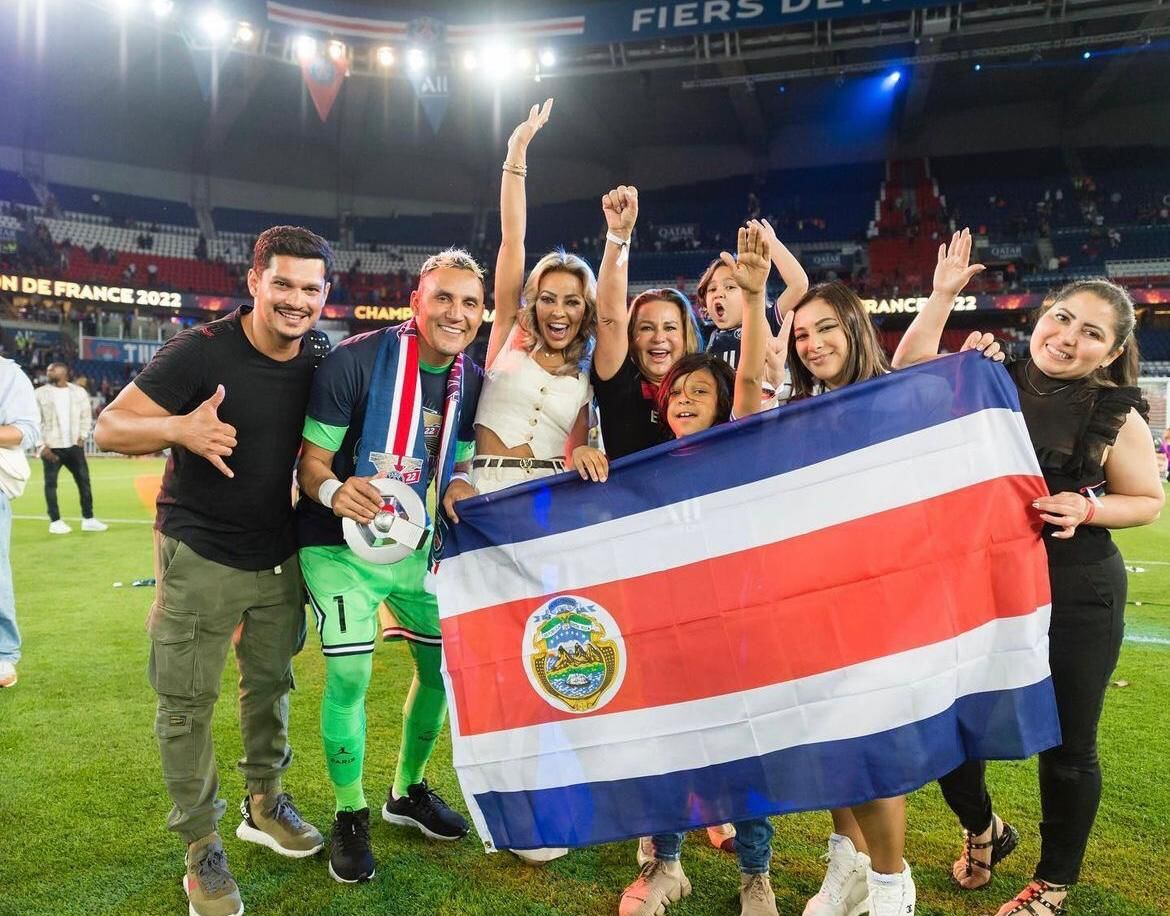 Juntos celebraron como familia los triunfos de Keylor Navas con el PSG, siempre con la bandera de Costa Rica. 