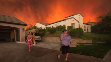 Fuego arrasa con  8.000 hectáreas en  California
