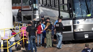 Al menos 680 migrantes sin papeles detenidos en varias fábricas del sureste de EE. UU.