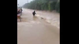 (Video) Joven que perdió moto en inundación dice que se han hecho pasar por él para pedir dinero 