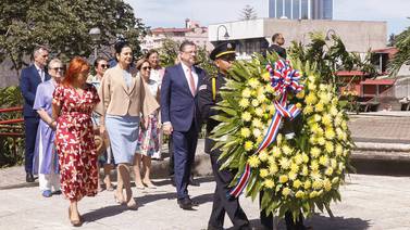 Chaves coloca ofrenda frente a estatua de José Figueres en aniversario de Abolición del Ejército