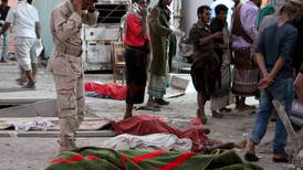 Al menos 35 soldados muertos en atentado suicida en campo militar de Yemen