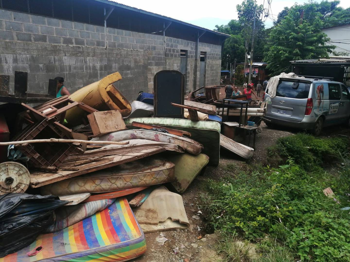 Familias del Pacífico central (Garabito, Quepos y Parrita) sufrieron el embate de aguaceros que les dejaron considerables pérdidas. 
foto: Municip. de Garabito.