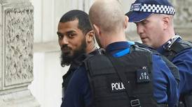 Policía de Londres detiene a hombre con cuchillos, sospechoso de preparar un ataque